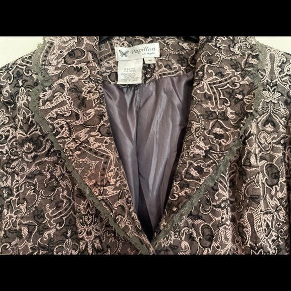 Classy Papillion lightweight coat -medium - Picture 2 of 5